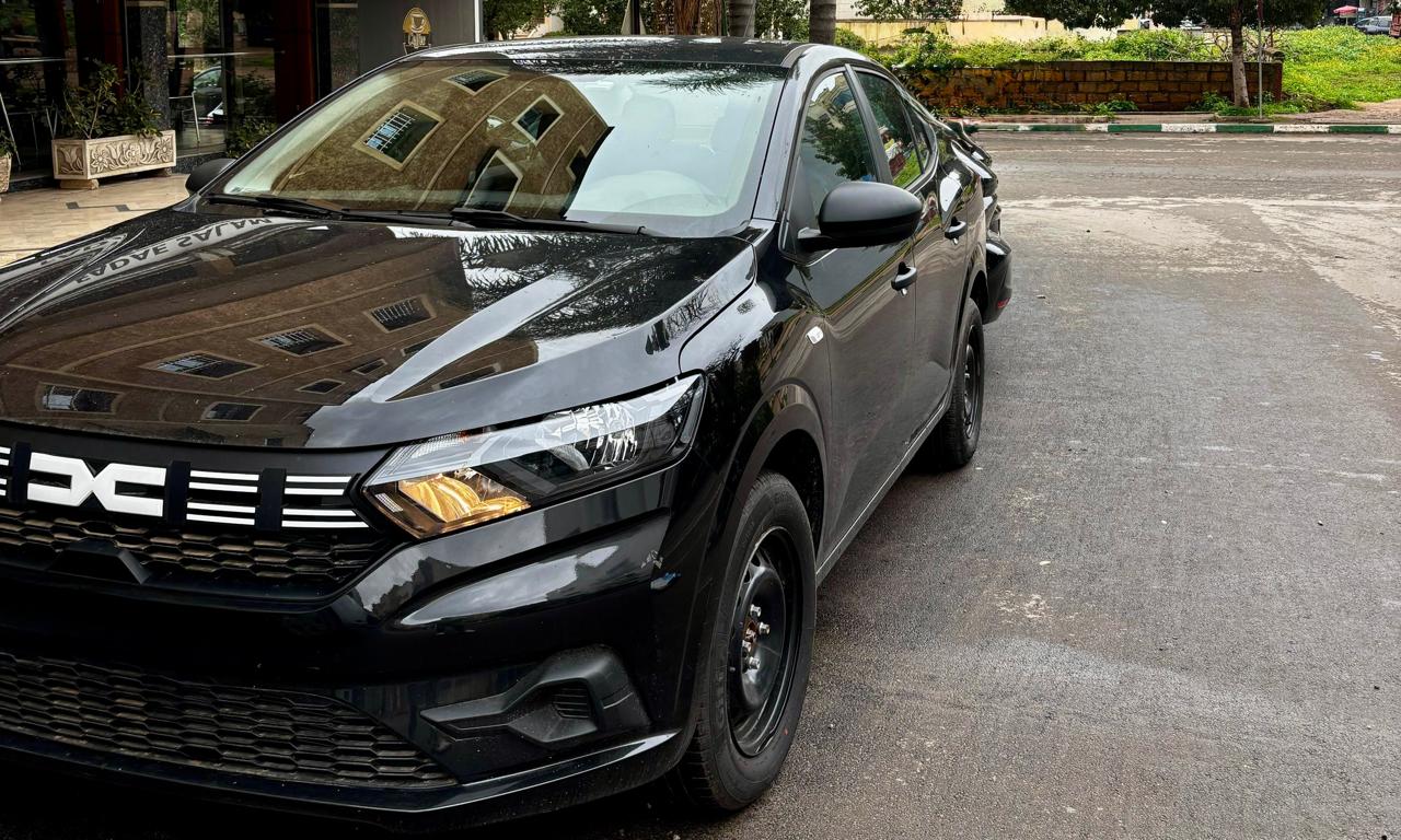 Dacia Logan noire de CasaRide, vue de profil, garée à Casablanca