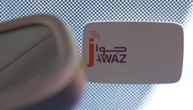 Badge de péage Jawaz fixé sur le pare-brise, inclus dans chaque location CasaRide